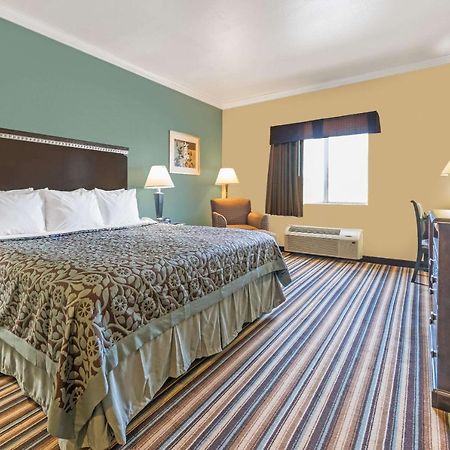 Days Inn By Wyndham Rockdale Texas Екстериор снимка