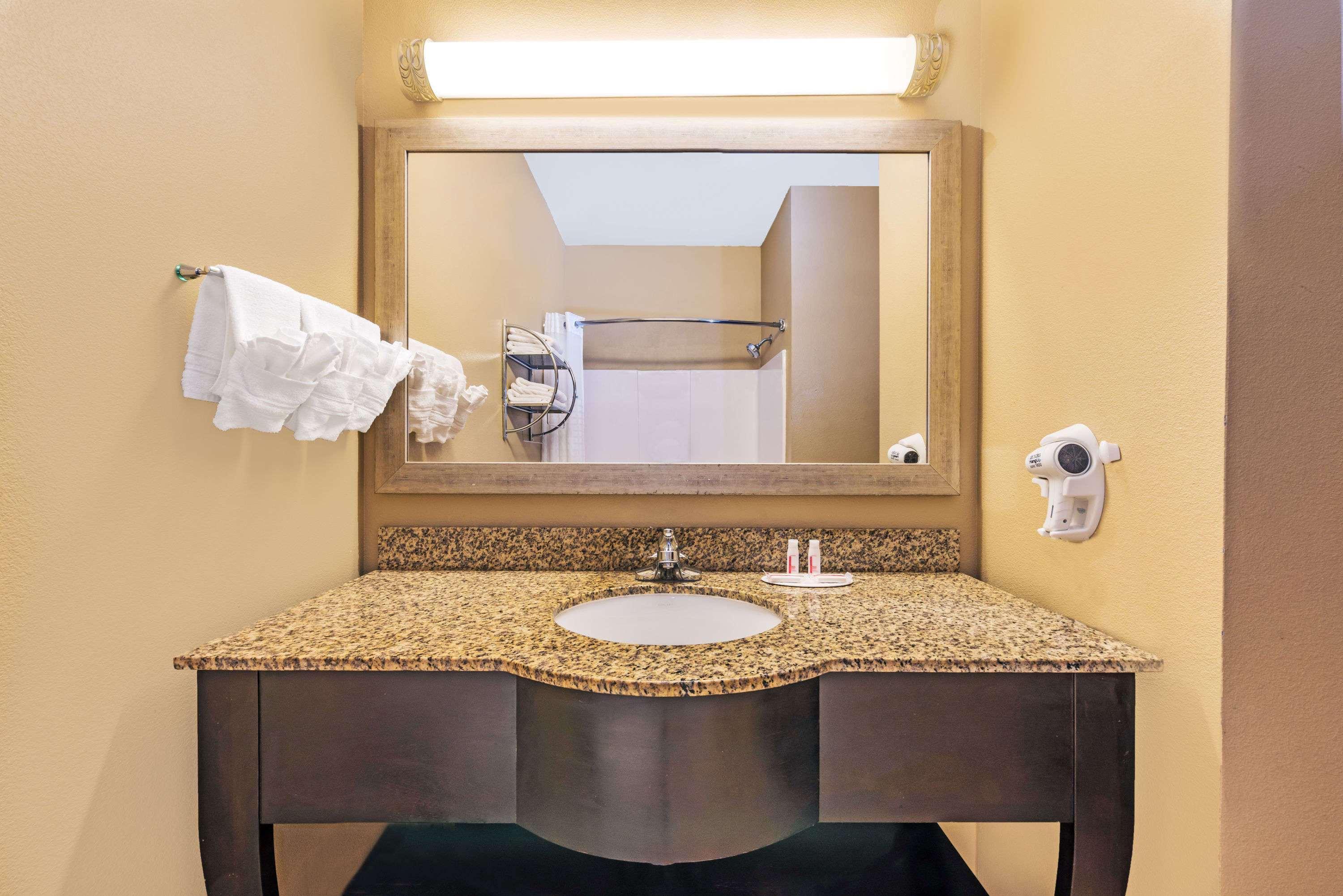Days Inn By Wyndham Rockdale Texas Екстериор снимка
