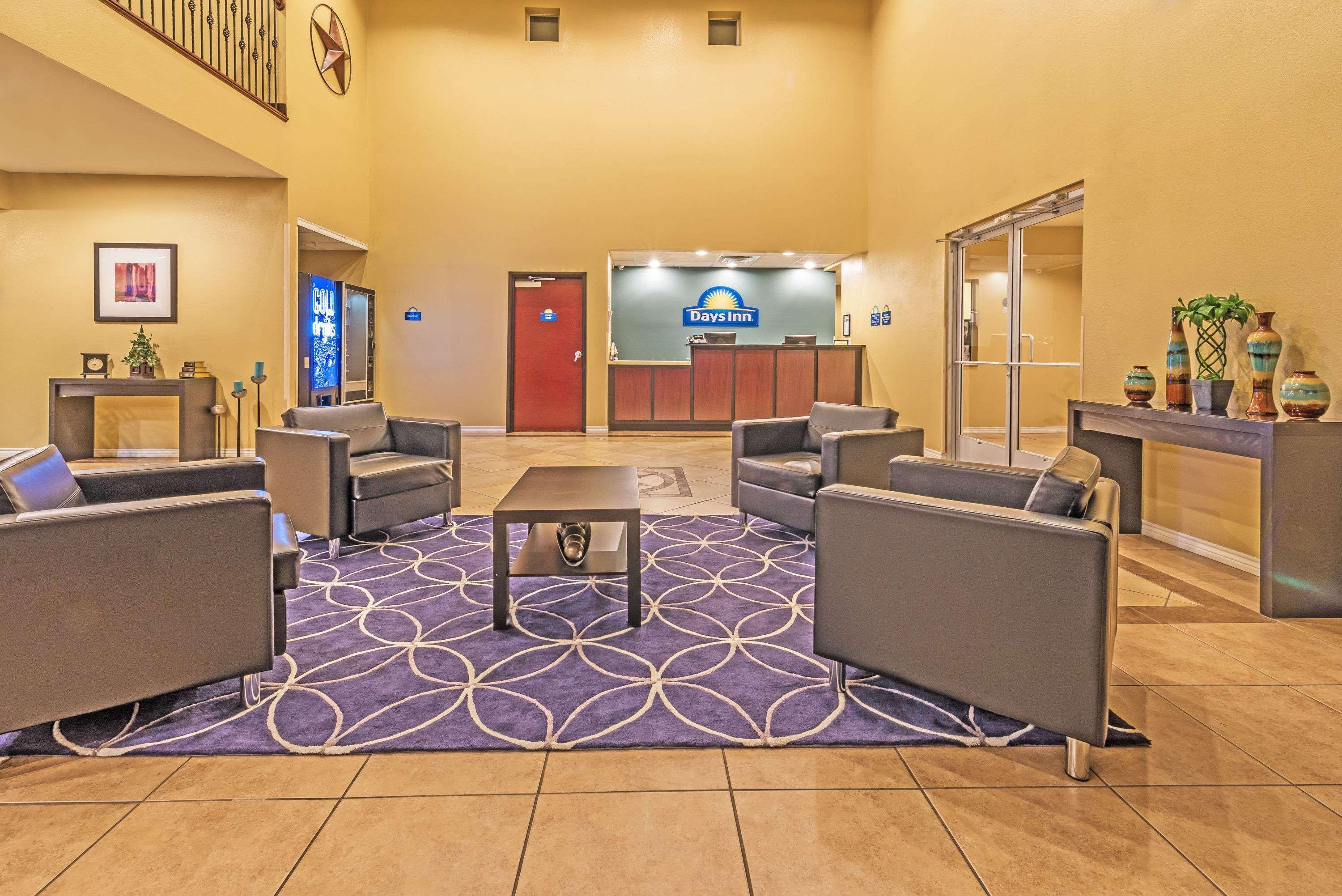 Days Inn By Wyndham Rockdale Texas Екстериор снимка