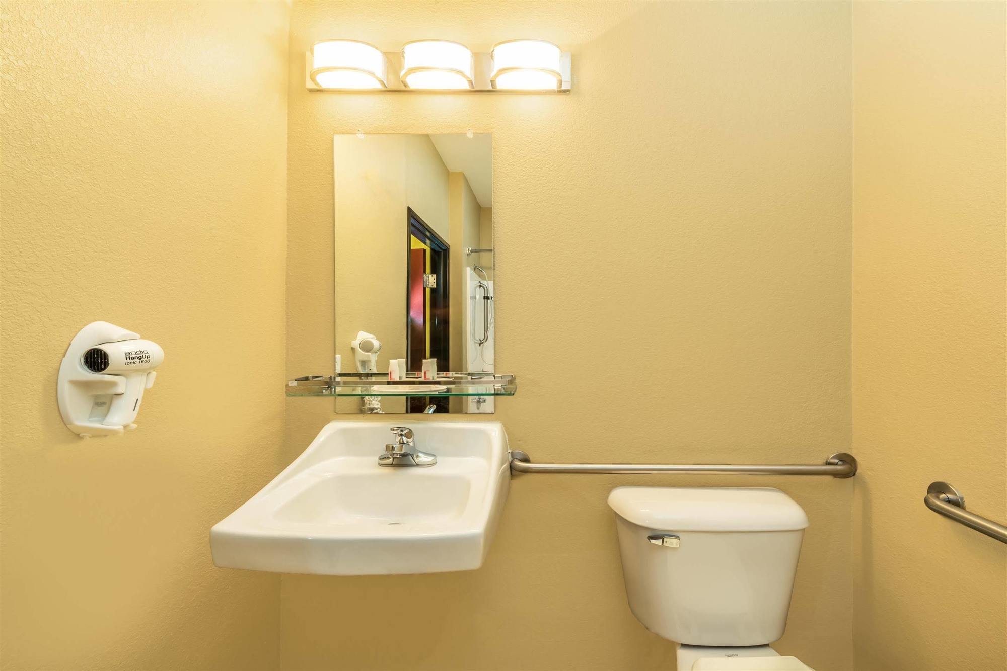 Days Inn By Wyndham Rockdale Texas Екстериор снимка