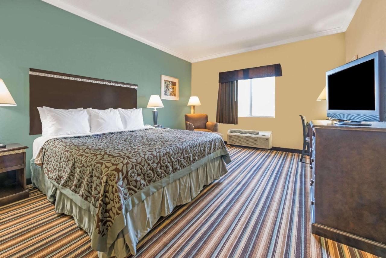 Days Inn By Wyndham Rockdale Texas Екстериор снимка